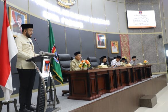 Wali Kota Fadly Amran Paparkan LKPJ 2024 dalam Paripurna DPRD Padang