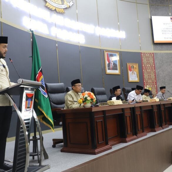Wali Kota Fadly Amran Paparkan LKPJ 2024 dalam Paripurna DPRD Padang
