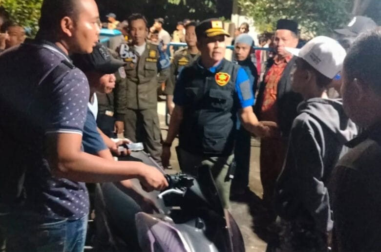 Warga dan Dubalang Amankan Dua Remaja Terduga Pelaku Tawuran Warga dan Dubalang Amankan Dua Remaja Terduga Pelaku Tawuran