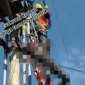 Petugas PLN mengevakuasi jasad korban tersengat listrik.