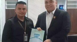 Wakil Ketua DPRD Sumbar Nanda Satria (kanan) dan Ketua Yayasan Lebah Muda Nopi Busri.