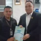 Wakil Ketua DPRD Sumbar Nanda Satria (kanan) dan Ketua Yayasan Lebah Muda Nopi Busri.