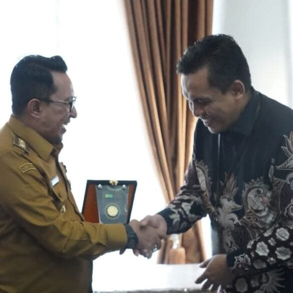 Pegadaian Salurkan Bantuan Rp86 Juta untuk Rehabilitasi Dam Irigasi di Tanah Datar
