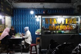 Malam Minggu Bersama Warga, Wako Hendri dan Istri Nikmati Kuliner Pasar Pusat