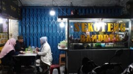 Malam Minggu Bersama Warga, Wako Hendri dan Istri Nikmati Kuliner Pasar Pusat