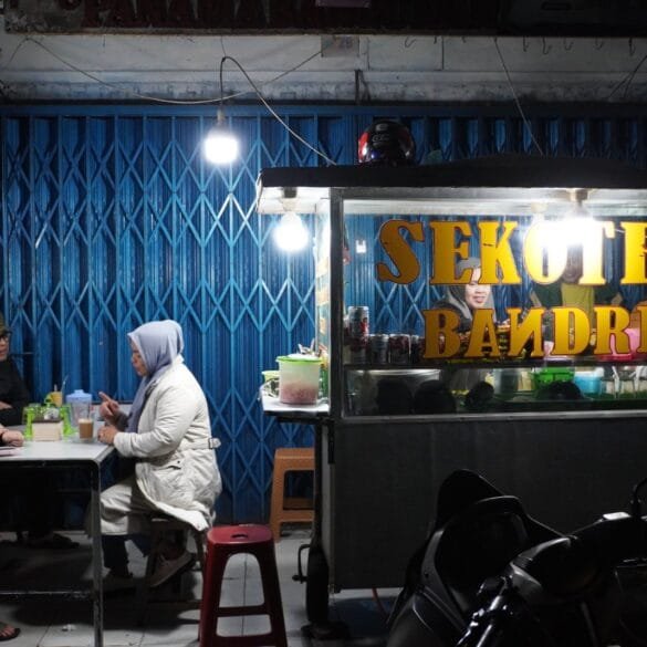 Malam Minggu Bersama Warga, Wako Hendri dan Istri Nikmati Kuliner Pasar Pusat