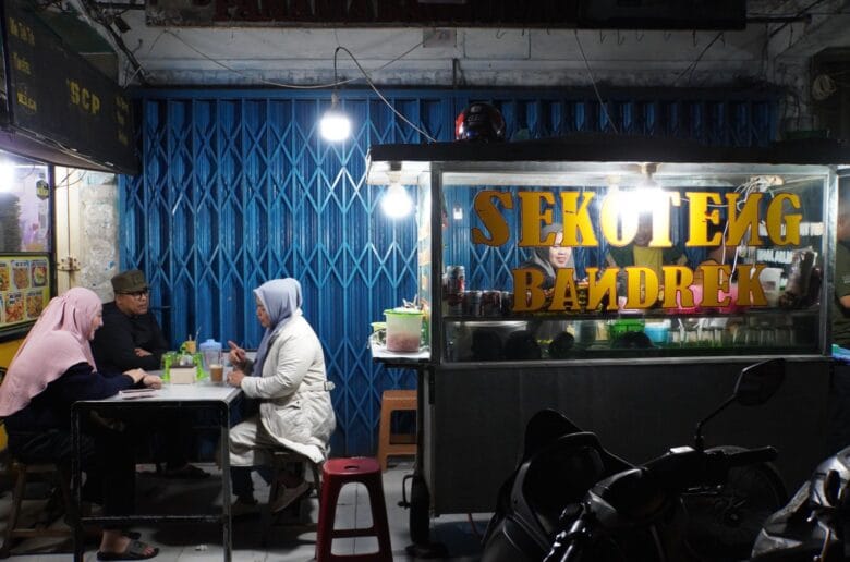 Malam Minggu Bersama Warga, Wako Hendri dan Istri Nikmati Kuliner Pasar Pusat