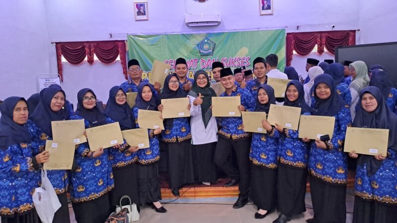 15 Guru dan Pegawai MAN 3 Padang Terima SK PPPK