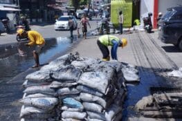Atasi Genangan, Pemko Padang Keruk Drainase di Titik Rawan Banjir