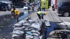 Atasi Genangan, Pemko Padang Keruk Drainase di Titik Rawan Banjir
