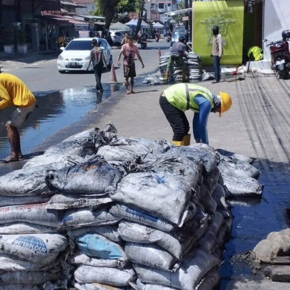 Atasi Genangan, Pemko Padang Keruk Drainase di Titik Rawan Banjir