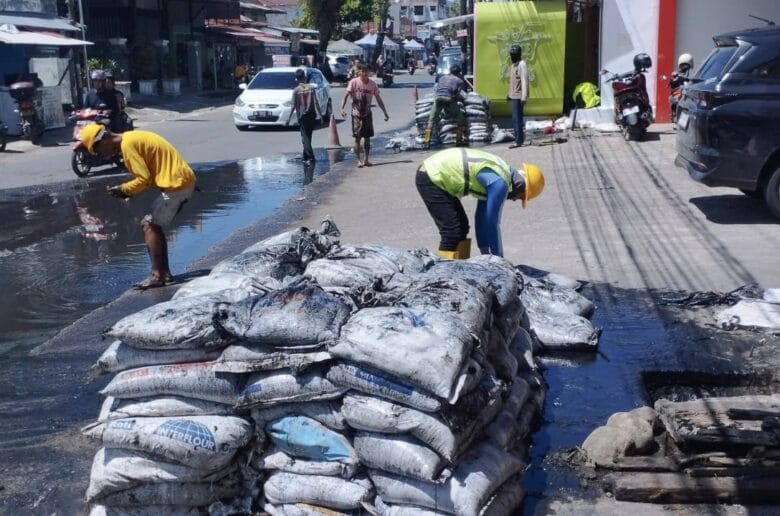 Atasi Genangan, Pemko Padang Keruk Drainase di Titik Rawan Banjir