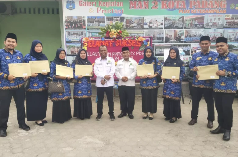 Delapan GTK MTsN 1 Padang Resmi Dilantik sebagai PPPK oleh Menteri Agama