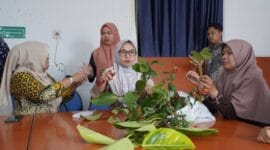 Dispangtan Padang Panjang Latih ASN Gandakan Tanaman Hias