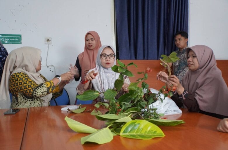 Dispangtan Padang Panjang Latih ASN Gandakan Tanaman Hias