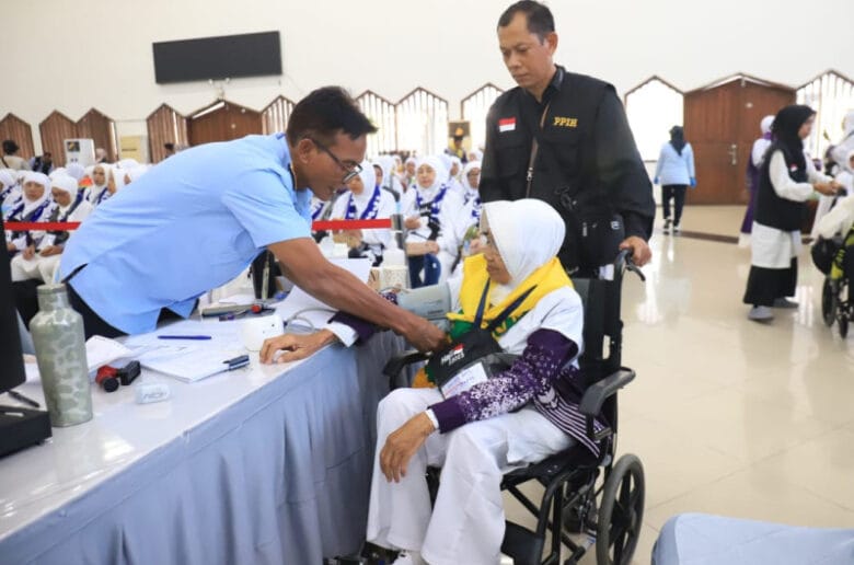
Haji 2025: Layanan Munakosah Asrama Haji dan Fast Track Permudah Ratusan Ribu Jemaah
