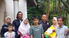 Pengurus Yayasan Lebah Muda Indonesia saat menyerahkan bantuan kepada Elsa (dua dari kanan).
