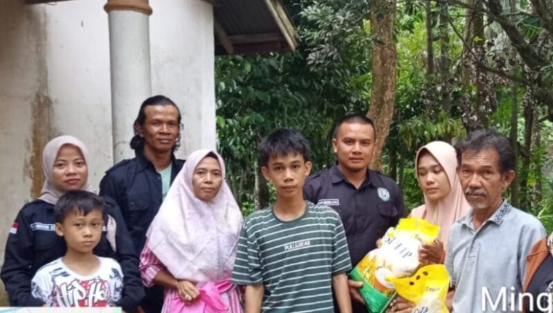 Pengurus Yayasan Lebah Muda Indonesia saat menyerahkan bantuan kepada Elsa (dua dari kanan).