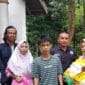 Pengurus Yayasan Lebah Muda Indonesia saat menyerahkan bantuan kepada Elsa (dua dari kanan).