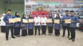Kepala MTsN 1 Padang Isrizal dan Waka Humas Dafril Tk. Bandaro berfoto bersama 8 GTK MTsN 1 Padang yang dilantik sebagai PPPK. (Ist.)