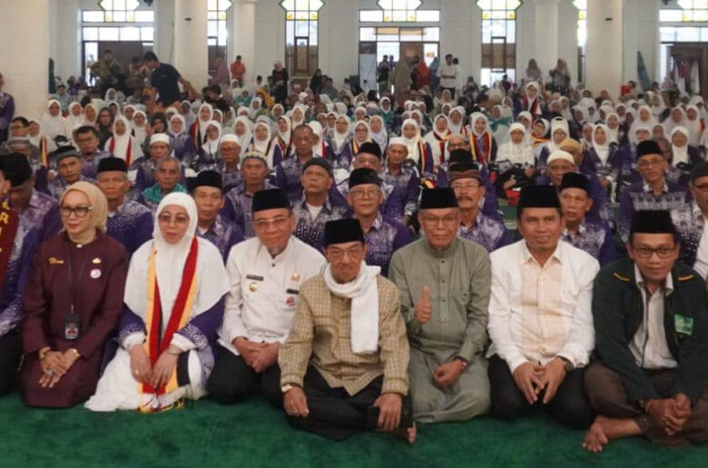Kloter Pertama Calon Jemaah Haji Padang Diberangkatkan Kloter Pertama Calon Jemaah Haji Padang Diberangkatkan