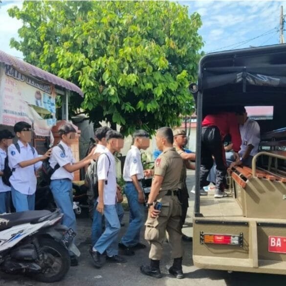 Lagi Asyik Main Game dan Nge-Rokok, 14 Pelajar Digelandang Satpol PP