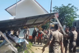 PKL Bandel di Jalan Adinegoro Ditertibkan Satpol PP Padang