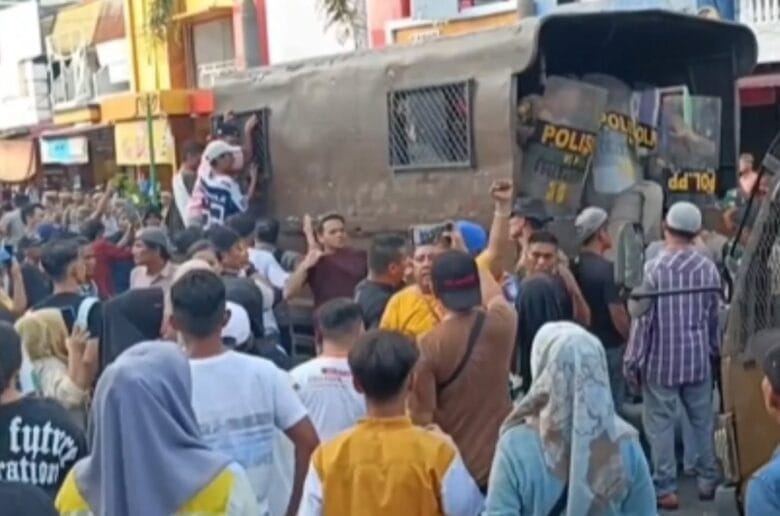 Penertiban PKL di Kawasan Permindo Ricuh, Petugas Satpol PP Dilempari Batu