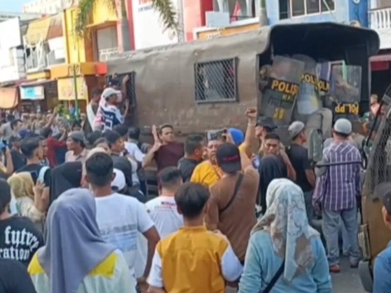 Penertiban PKL di Kawasan Permindo Ricuh, Petugas Satpol PP Dilempari Penertiban PKL di Kawasan Permindo Ricuh, Petugas Satpol PP Dilempari Batu