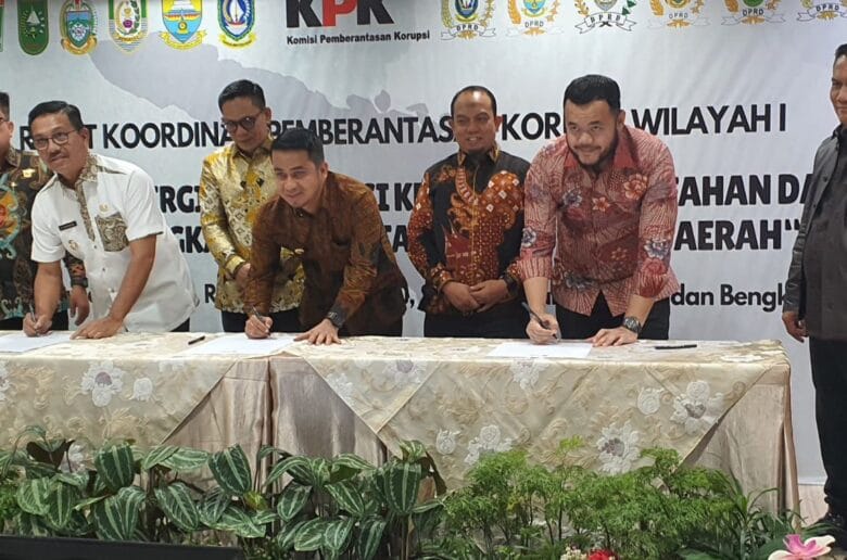 Wako Padang Tandatangani Komitmen Antikorupsi di KPK Wako Padang Tandatangani Komitmen Antikorupsi di KPK