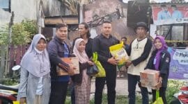Penyerahan bantuan kepada warga korban kebakaran di Kelurahan Padang Sarai.