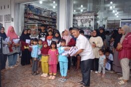 Tepati Janji Kampanye, Erianto bagikan Seragam Sekolah Gratis