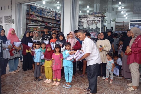 Tepati Janji Kampanye, Erianto bagikan Seragam Sekolah Gratis