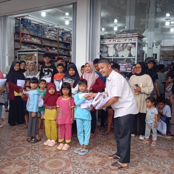 Tepati Janji Kampanye, Erianto bagikan Seragam Sekolah Gratis