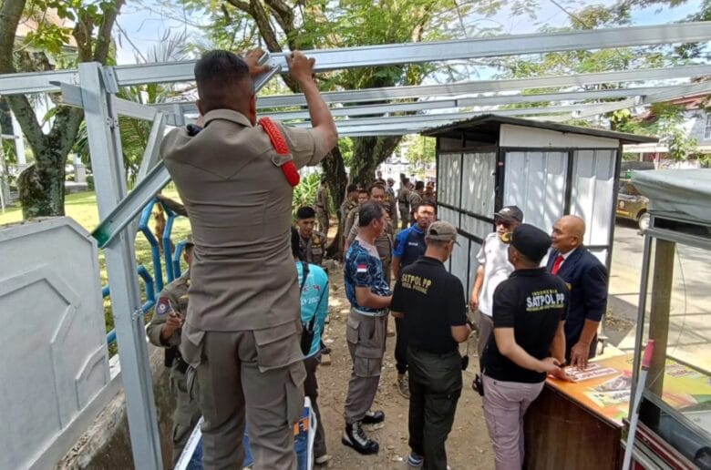 Langgar Janji Bongkar Lapak, PKL di Jalan Flamboyan Ditertibkan Satpol Langgar Janji Bongkar Lapak, PKL di Jalan Flamboyan Ditertibkan Satpol PP