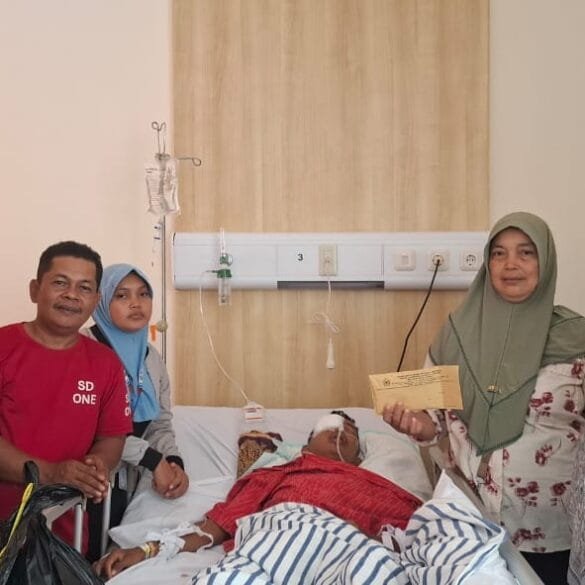 MAN 1 Padang Serahkan Bantuan untuk Siswa Korban Kecelakaan