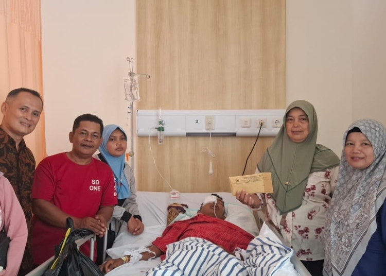 MAN 1 Padang Serahkan Bantuan untuk Siswa Korban Kecelakaan