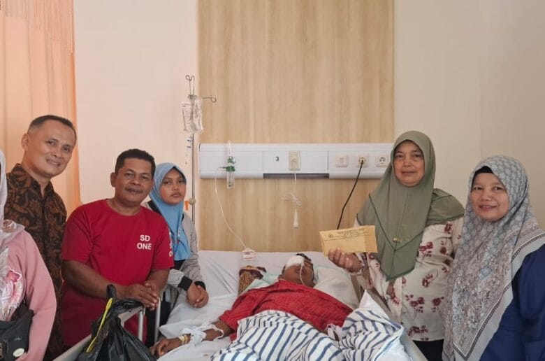 MAN 1 Padang Serahkan Bantuan untuk Siswa Korban Kecelakaan MAN 1 Padang Serahkan Bantuan untuk Siswa Korban Kecelakaan