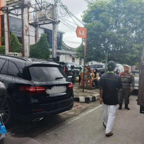 Parkir di Trotoar, Petugas Keamanan Rumah Sakit Ribut dengan Satpol PP Padang