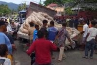 Truk Terperosok, Jalur Padang–Painan Macet Total