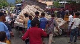 Truk Terperosok, Jalur Padang–Painan Macet Total