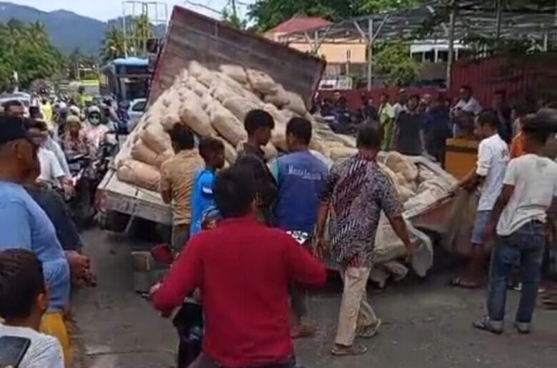 Truk Terperosok, Jalur Padang–Painan Macet Total Truk Terperosok, Jalur Padang–Painan Macet Total