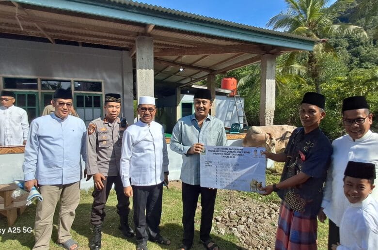 Wagub Sumbar Serahkan Sapi Kurban Presiden untuk Ponpes Minangkabau Wagub Sumbar Serahkan Sapi Kurban Presiden untuk Ponpes Minangkabau