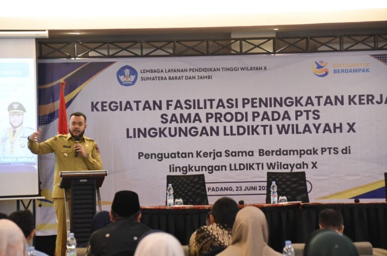 Wako Padang Paparkan Visi Smart City di Hadapan PTS se-Sumbar Wako Padang Paparkan Visi Smart City di Hadapan PTS se-Sumbar