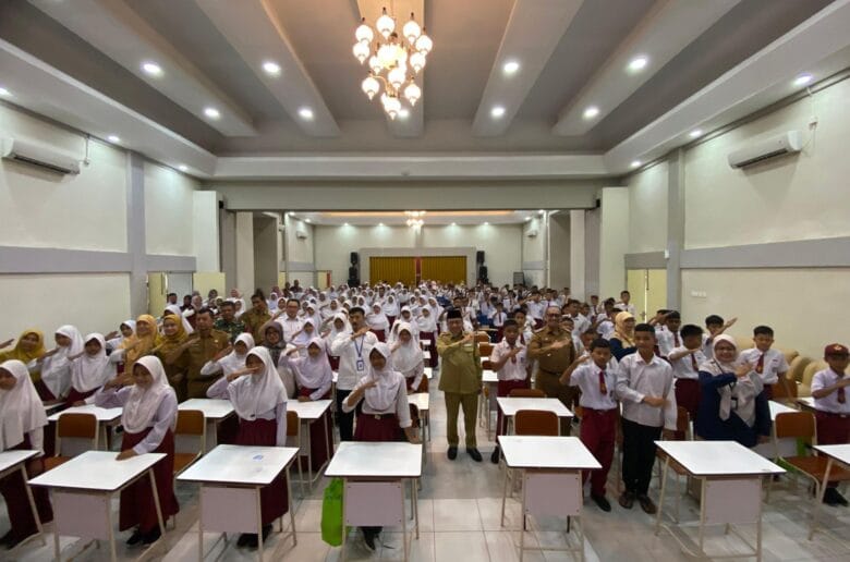 149 Siswa Kurang Mampu di Padang Mulai Belajar di Sekolah 149 Siswa Kurang Mampu di Padang Mulai Belajar di Sekolah Rakyat