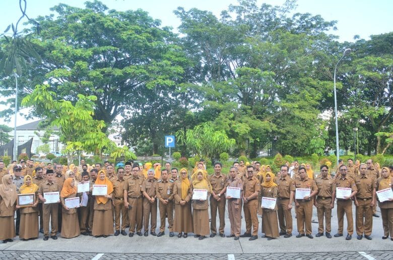 ASN Berprestasi Terima Penghargaan, Plh Sekda Padang Tekankan Profesionalisme ASN Berprestasi Terima Penghargaan, Plh Sekda Padang Tekankan Profesionalisme