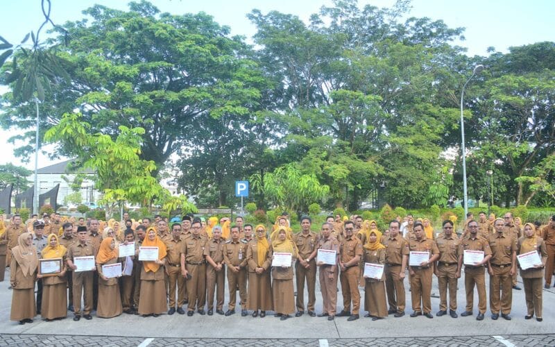 ASN Berprestasi Terima Penghargaan, Plh Sekda Padang Tekankan Profesionalisme