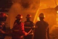 Dini Hari Mencekam, Rumah Lansia di Padang Selatan Ludes Terbakar
