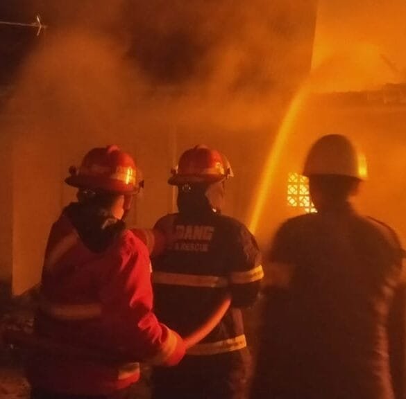 Dini Hari Mencekam, Rumah Lansia di Padang Selatan Ludes Terbakar