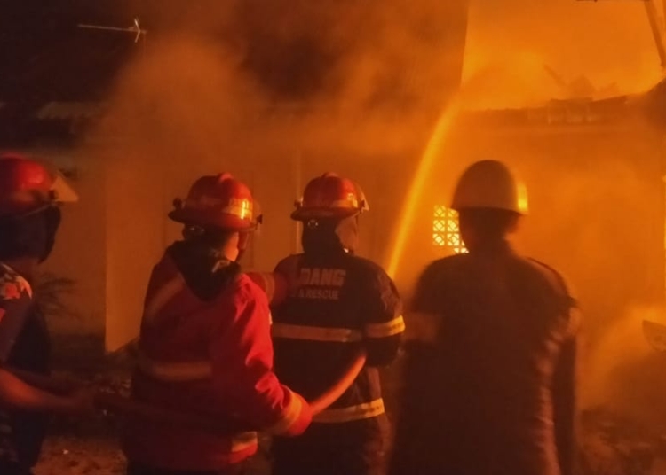 Dini Hari Mencekam, Rumah Lansia di Padang Selatan Ludes Terbakar